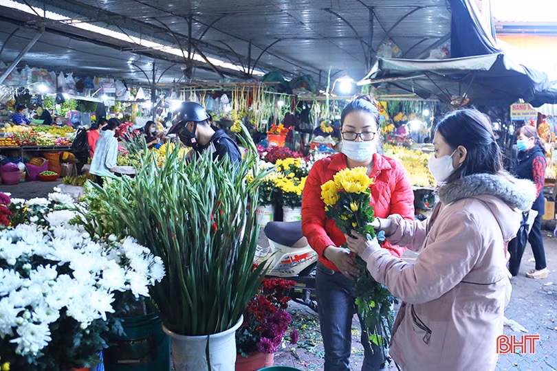 Người dân Hà Tĩnh tất bật sắm lễ “tiễn” ông Công, ông Táo chầu trời