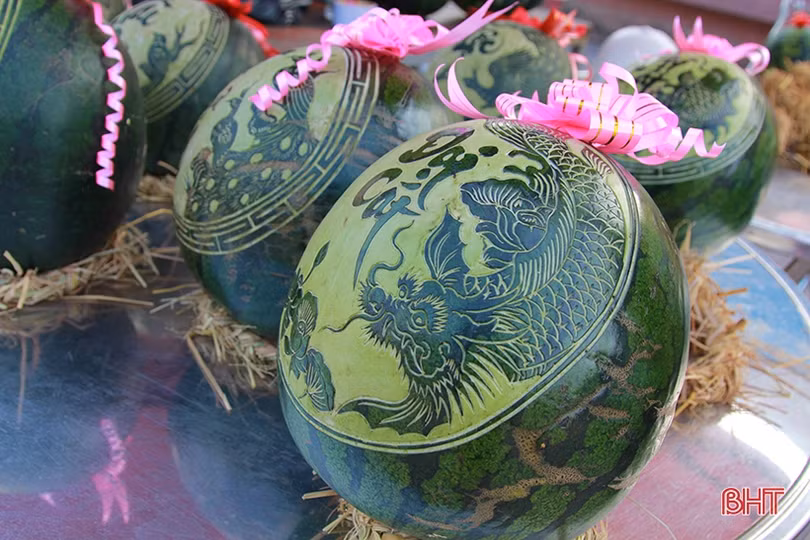 Chim bay phượng múa trên trái cây ngày tết ở Hà Tĩnh