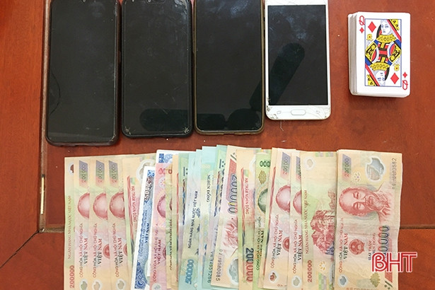 Công an Can Lộc bắt quả tang 4 đối tượng “giật liêng” ăn tiền!