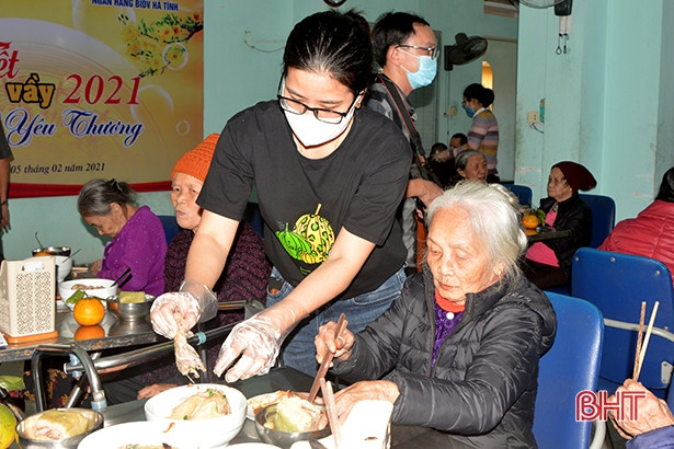 “Tết sum vầy - kết nối yêu thương” tại Trung tâm Điều dưỡng người có công và Bảo trợ xã hội Hà Tĩnh