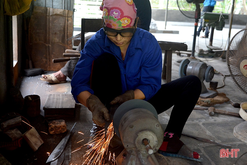 Thợ rèn Trung Lương đốt lò suốt ngày vẫn không kịp hàng phục vụ tết