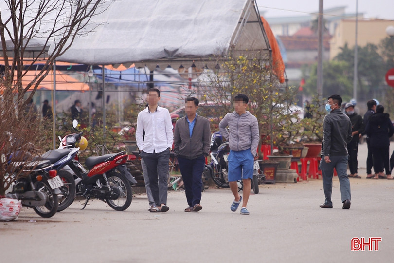 Đi “chợ” cây cảnh, nhiều người dân Hà Tĩnh vẫn không đeo khẩu trang