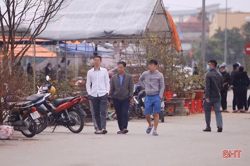 Đi “chợ” cây cảnh, nhiều người dân Hà Tĩnh vẫn không đeo khẩu trang