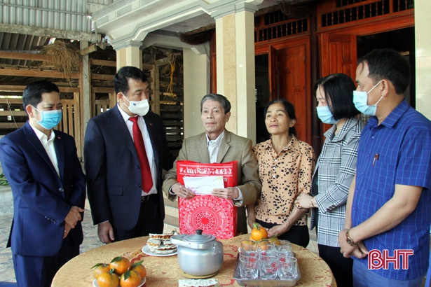 Lãnh đạo HĐND tỉnh Hà Tĩnh tặng quà tết gia đình chính sách, đối tượng bảo trợ xã hội ảnh 2 Lãnh đạo HĐND tỉnh Hà Tĩnh tặng quà tết gia đình chính sách, đối tượng bảo trợ xã hội