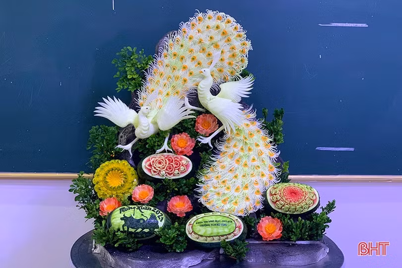 Chim bay phượng múa trên trái cây ngày tết ở Hà Tĩnh