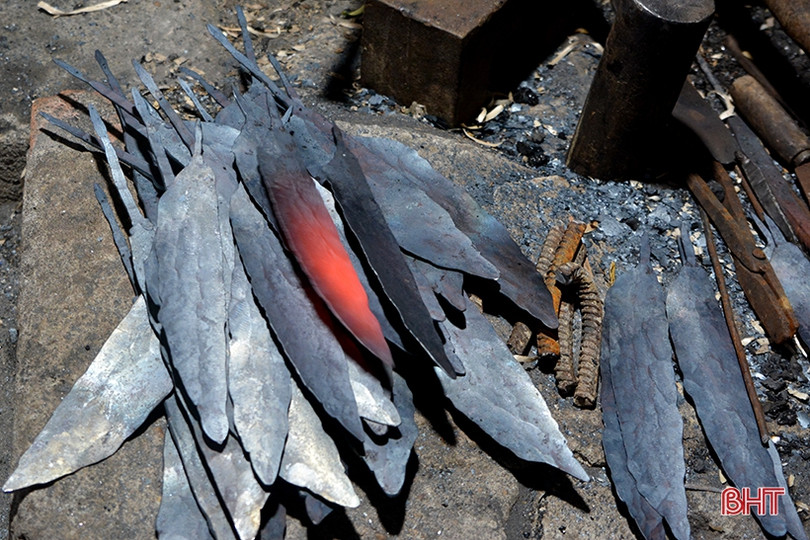 Thợ rèn Trung Lương đốt lò suốt ngày vẫn không kịp hàng phục vụ tết