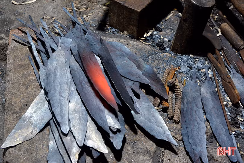 Thợ rèn Trung Lương đốt lò suốt ngày vẫn không kịp hàng phục vụ tết