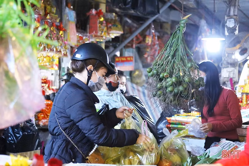 Người dân Hà Tĩnh tất bật sắm lễ “tiễn” ông Công, ông Táo chầu trời