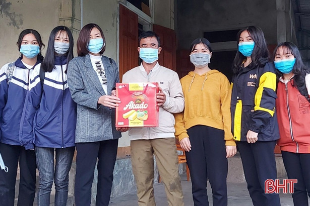 Trao 71 suất quà trị giá hơn 35 triệu đồng cho học sinh nghèo ở Cẩm Xuyên