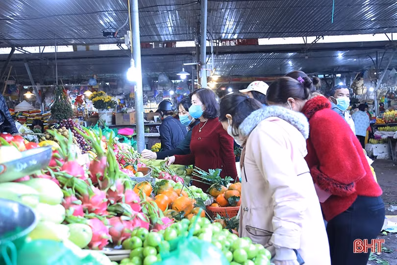 Người dân Hà Tĩnh tất bật sắm lễ “tiễn” ông Công, ông Táo chầu trời