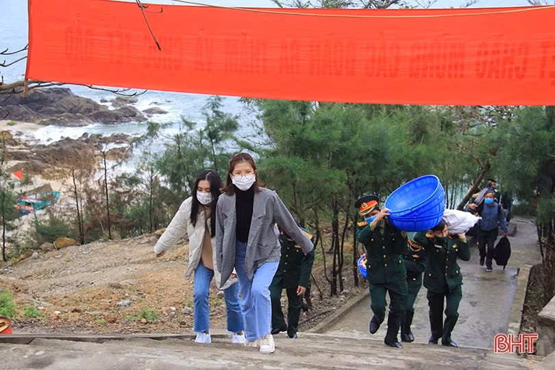 Vẻ đẹp vào xuân của “viên ngọc bích” trên vùng biển phía Nam Hà Tĩnh