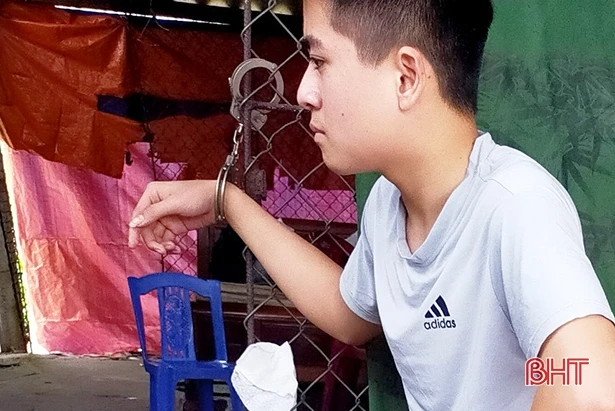 CSGT Công an Hà Tĩnh bắt đối tượng vận chuyển 7kg pháo trên xe khách