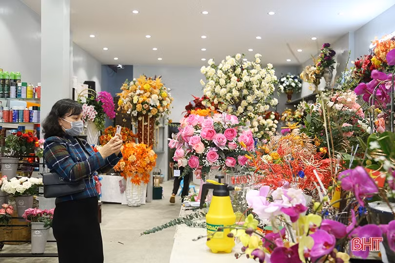 Muôn kiểu hoa lạ “đổ bộ” thị trường Hà Tĩnh