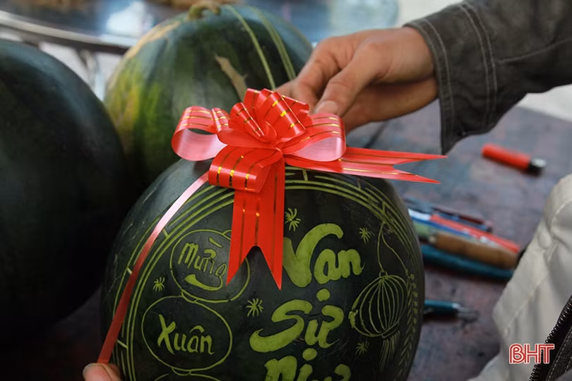 Chim bay phượng múa trên trái cây ngày tết ở Hà Tĩnh