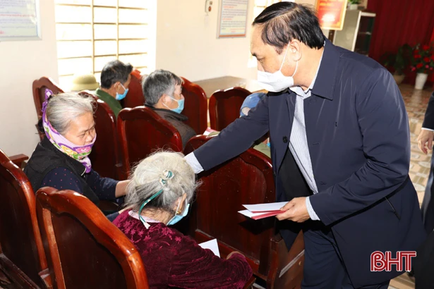 Trưởng ban Tổ chức Tỉnh ủy tặng quà các đối tượng chính sách ở Nghi Xuân