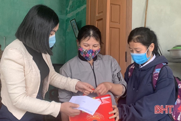 Trao 71 suất quà trị giá hơn 35 triệu đồng cho học sinh nghèo ở Cẩm Xuyên