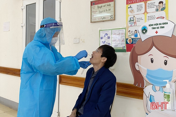 Xét nghiệm Covid-19 cho toàn thể cán bộ, nhân viên BVĐK tỉnh Hà Tĩnh