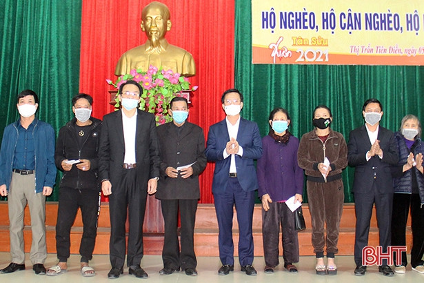 Sở Tài chính Hà Tĩnh tặng 50 suất quà cho gia đình khó khăn