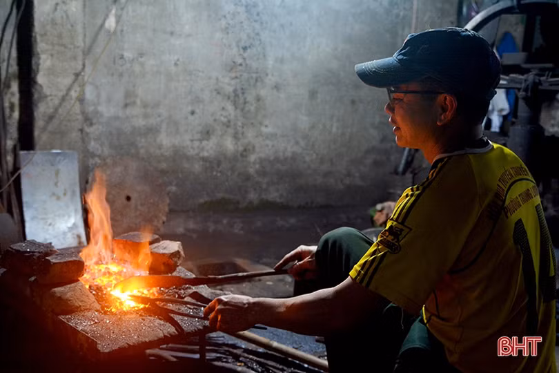 Thợ rèn Trung Lương đốt lò suốt ngày vẫn không kịp hàng phục vụ tết