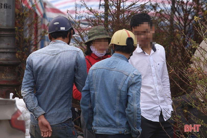 Đi “chợ” cây cảnh, nhiều người dân Hà Tĩnh vẫn không đeo khẩu trang