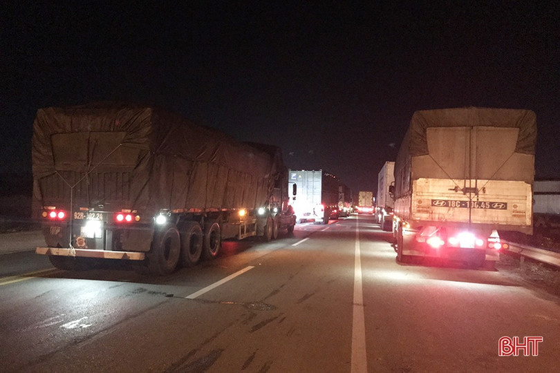 Tai nạn liên hoàn, tắc đường nhiều km trên QL 1A tuyến tránh TP Hà Tĩnh