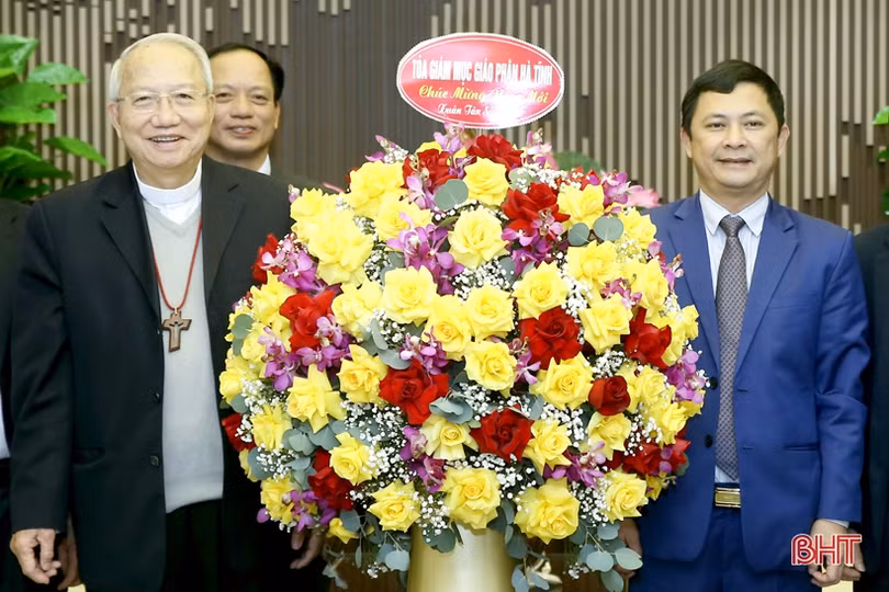 Tòa Giám mục Giáo phận Hà Tĩnh chúc tết Đảng bộ và Nhân dân tỉnh nhà