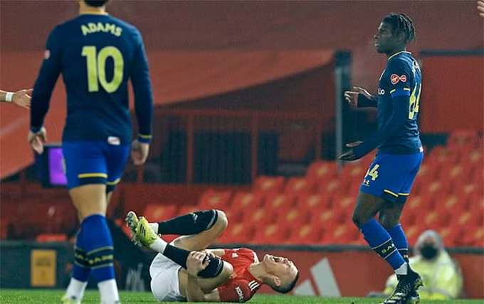 M.U thắng 9-0, vươn lên bằng điểm Man City