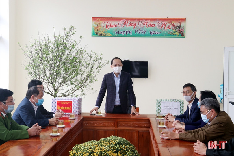 Phó Chủ tịch Thường trực UBND tỉnh chúc tết, tặng quà gia đình người có công ở TX Kỳ Anh