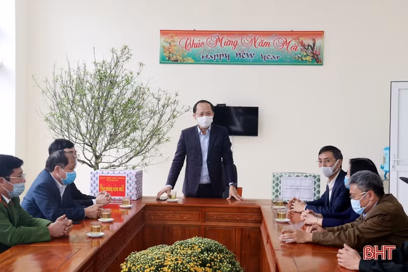 Phó Chủ tịch Thường trực UBND tỉnh chúc tết, tặng quà gia đình người có công ở TX Kỳ Anh