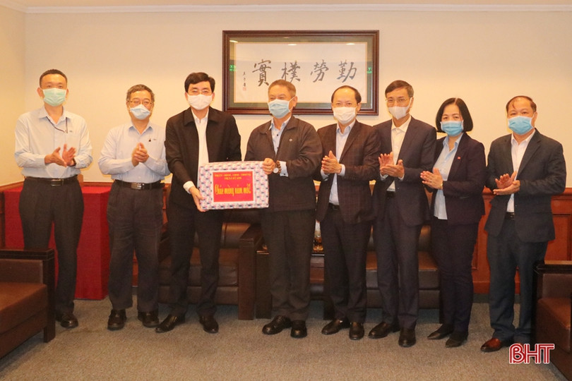 Phó Chủ tịch Thường trực UBND tỉnh chúc tết, tặng quà gia đình người có công ở TX Kỳ Anh