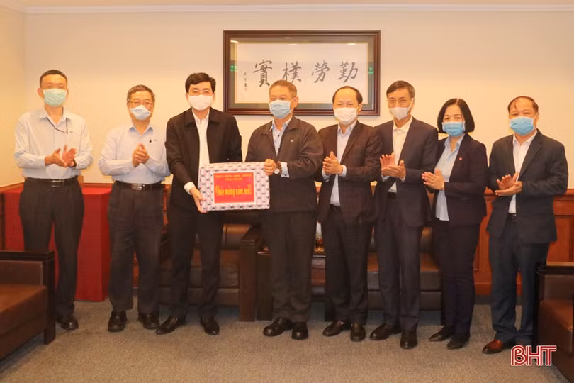 Phó Chủ tịch Thường trực UBND tỉnh chúc tết, tặng quà gia đình người có công ở TX Kỳ Anh