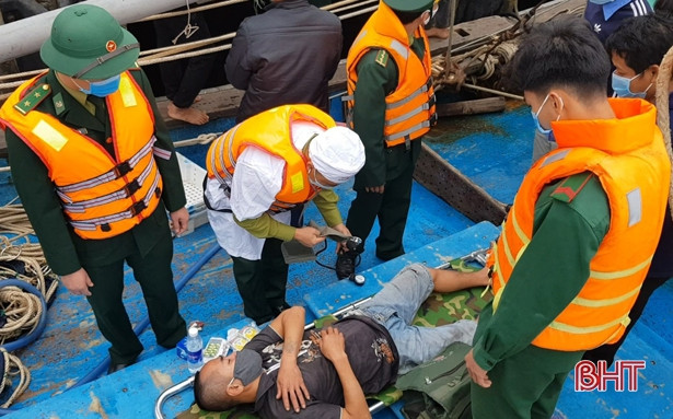 Ứng cứu 8 ngư dân trên tàu bị cháy khi đang đánh bắt ở vùng biển Hà Tĩnh