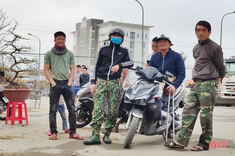 Đi “chợ” cây cảnh, nhiều người dân Hà Tĩnh vẫn không đeo khẩu trang