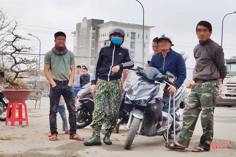 Đi “chợ” cây cảnh, nhiều người dân Hà Tĩnh vẫn không đeo khẩu trang