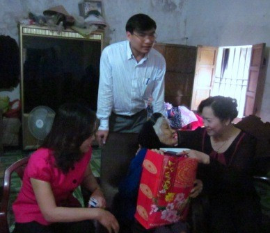 Mỗi suất quà gồm 1 triệu đồng và 1 phần quà nhằm hỗ trợ các đối tượng đón một cái tết sung túc hơn