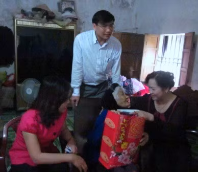 Mỗi suất quà gồm 1 triệu đồng và 1 phần quà nhằm hỗ trợ các đối tượng đón một cái tết sung túc hơn