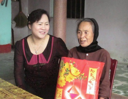 Tặng quà cho vợ liệt sỹ Lê Đình Kiên - bà Phan Thị Cảnh