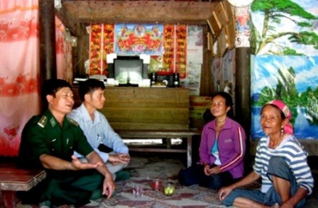 Cư dân Rào Tre Dương Thanh Tịnh trong những buổi trò chuyện thân mật với dân bản