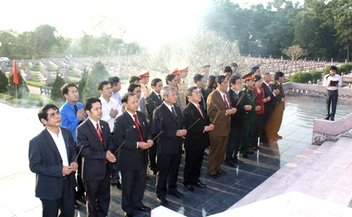 Dâng hương tại Nghĩa trang liệt sỹ Núi Nài