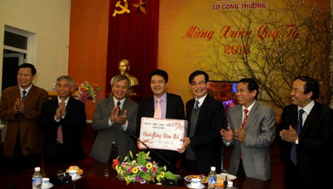 chúc tết cán bộ, CNV sở Công thương chúc tết cán bộ, CNV Tổng công ty KS&TM Hà Tĩnh. và chúc tết cán bộ, CNV Điện lực Hà Tĩnh