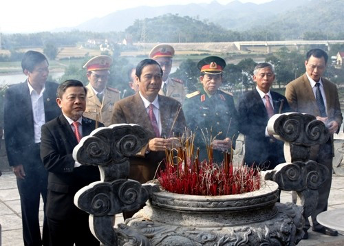 Dâng hương tại khu mộ cố Tổng Bí thư Trần Phú