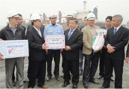 ... tặng quà các chuyên gia Tập đoàn Sam Sung...