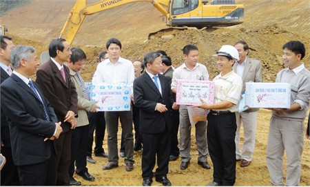 ...tặng quà Công ty CP Tập đoàn Hoành Sơn