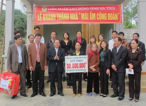 LĐLĐ tỉnh và Công đoàn ngành Công thương trao nhà Mái ấm công đoàn cho chị Phan Thi Hoài ở xã Sơn Kim 1 (Hương Sơn) - Công nhân Công ty Cổ phần nước khoáng Sơn Kim