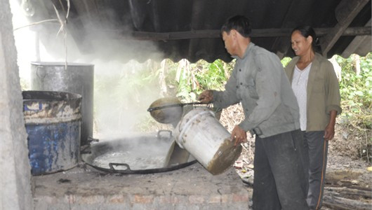 Công việc “kẹo mật”đòi hỏi người làm phải có nhiều kinh nghiệm để vận hành một quy trình kỹ thuật khắt khe Công việc “kẹo mật”đòi hỏi người làm phải có nhiều kinh nghiệm để vận hành một quy trình kỹ thuật khắt khe