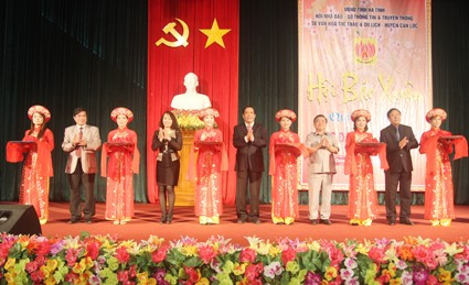Các đồng chí lãnh đạo tỉnh, Hội nhà báo tỉnh, huyện Can Lộc cắt băng khai mạc Hội Báo Xuân Quý Tỵ