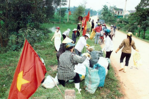 Phụ nữ phường Thạch Linh thu gom rác thải trên các trục đường chính