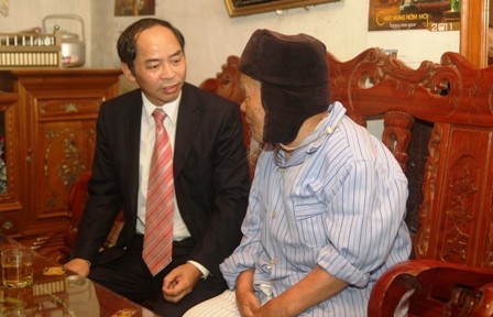 Phó chủ tịch UBND tinh thăm hỏi, động viên Ông Nguyễn Ngụ, thương binh hạng 1/4 tại xóm 5, xã Sơn Bình, huyện Hương Sơn