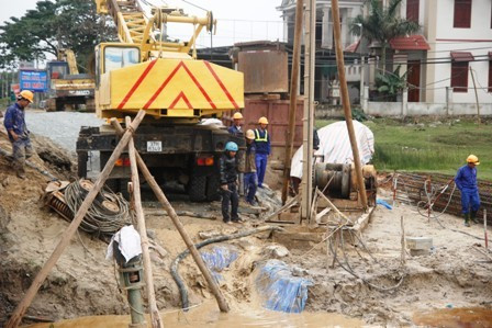 Cán bộ công nhân Công ty cơ khí công trình giao thông 465 thi công đoạn Cầu Sim - Thạch Hà đồng loạt ra quân ngay ngày đầu Xuân...