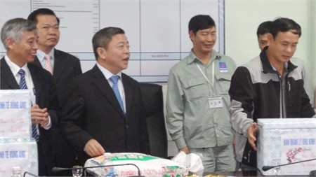 ...và tặng quà CBCNV Ban quản lý Nhà máy nhiệt điện Vũng Áng